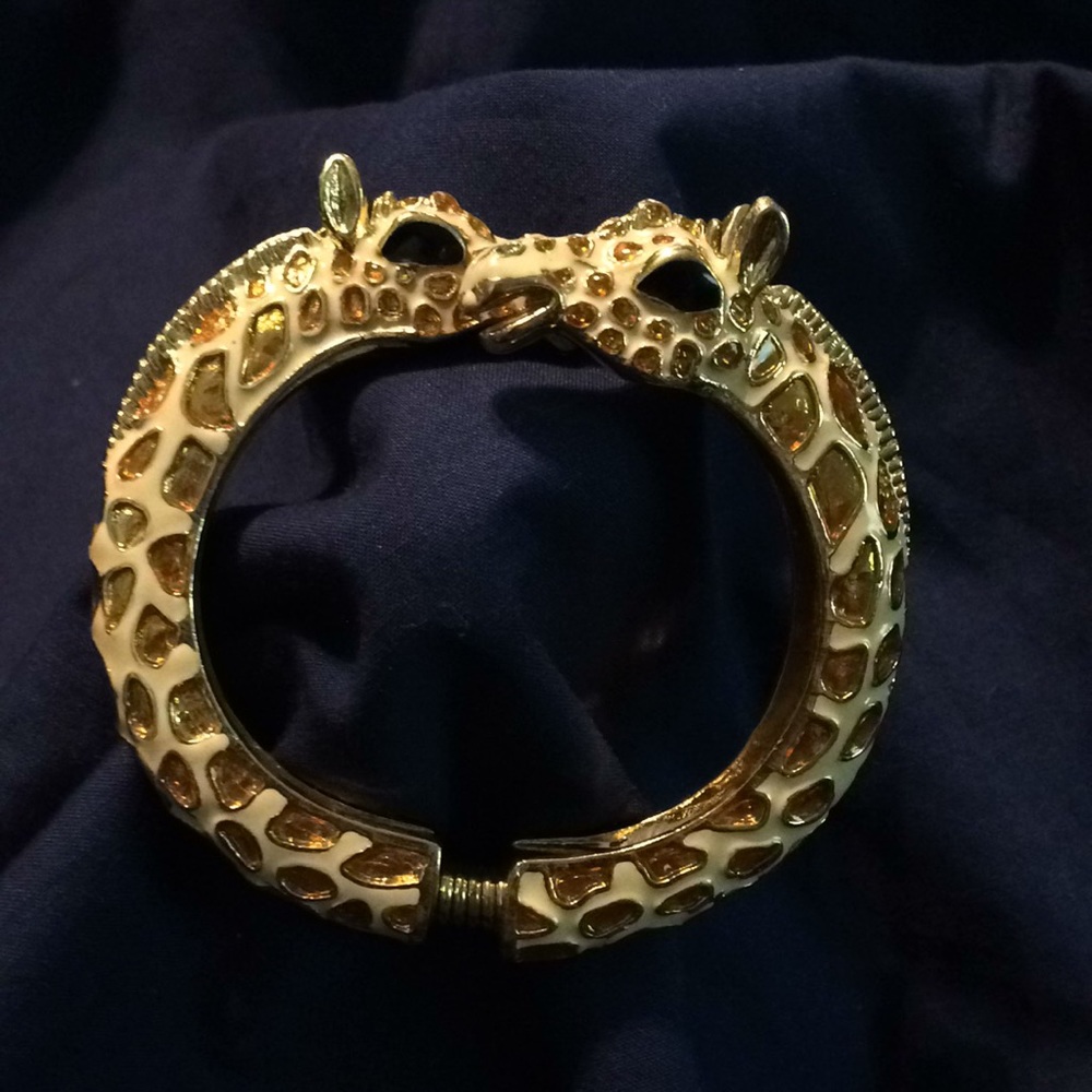 Kissing giraffe bracelet